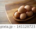 テーブルの上の新鮮な卵     141120723