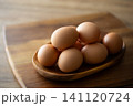 テーブルの上の新鮮な卵     141120724