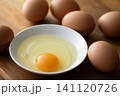 テーブルの上の新鮮な卵     141120726