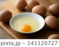 テーブルの上の新鮮な卵     141120727