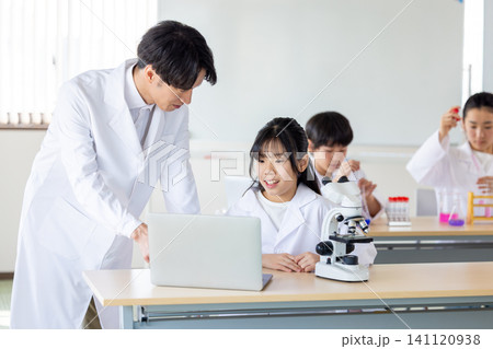 サイエンススクール 科学の勉強をする学生 サイエンススクール 科学の勉強をする学生 141120938