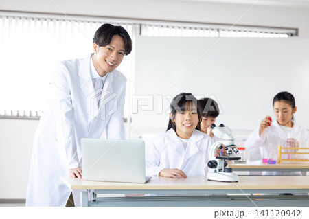 サイエンススクール 科学の勉強をする学生 サイエンススクール 科学の勉強をする学生 141120942