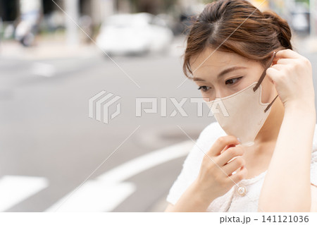 マスクを着ける若い女性 マスクを着ける若い女性 141121036
