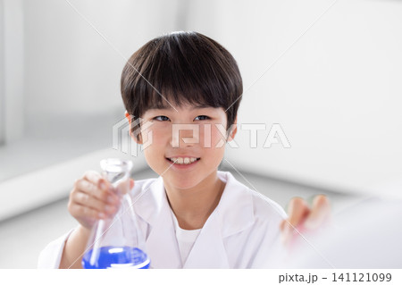 サイエンススクール 科学の勉強をする学生 サイエンススクール 科学の勉強をする学生 141121099