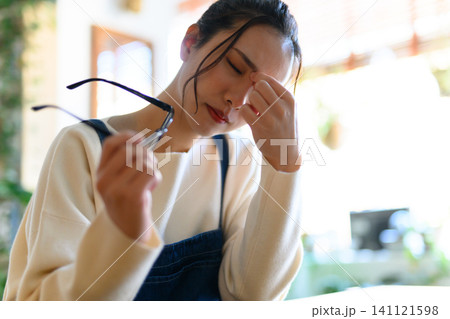 疲れを感じて目を閉じる女性 疲れを感じて目を閉じる女性 141121598
