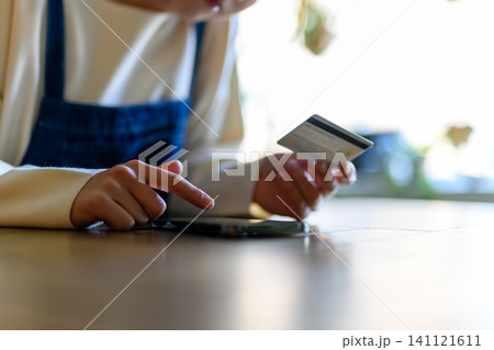 スマホでカード決済を行う手元のアップ 141121611