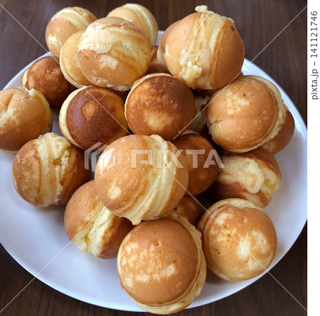 お皿に山盛りに盛り付けられた手作りのベビーカステラ お皿に山盛りに盛り付けられた手作りのベビーカステラ 141121746