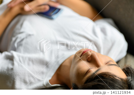 ソファで眠る男性 ソファで眠る男性 141121934