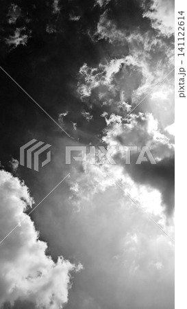 雲の隙間から見える空　モノクロ 141122614