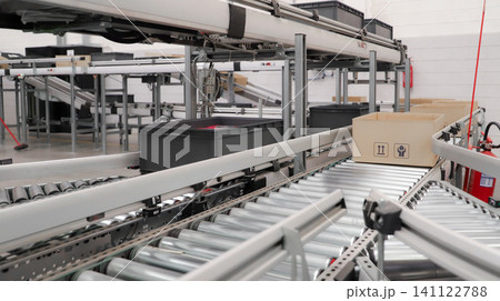 packing line in a logistics warehouse. conveyor belt in a modern production line. Pallet racking packing line in a logistics warehouse. conveyor belt in a modern production line. Pallet racking 141122788