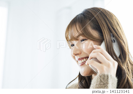 スマホで通話する若い女性 141123141