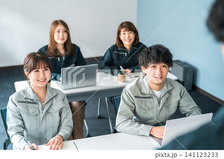 会議・ミーティング・プレゼンを聞く作業着姿のビジネスマン男女 会議・ミーティング・プレゼンを聞く作業着姿のビジネスマン男女 141123233