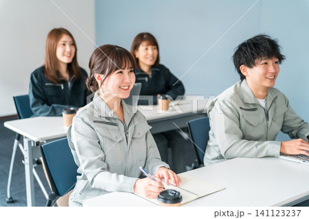 会議・ミーティング・プレゼンを聞く作業着姿のビジネスマン男女 会議・ミーティング・プレゼンを聞く作業着姿のビジネスマン男女 141123237