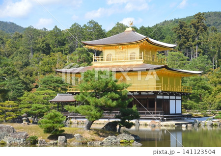 京都・金閣寺 141123504