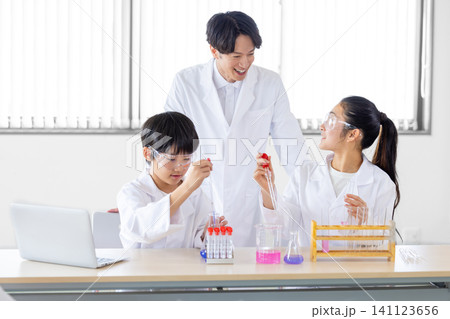 サイエンススクール 科学の勉強をする学生 サイエンススクール 科学の勉強をする学生 141123656