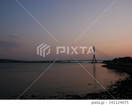 夕日 夕焼け 夕暮れ 141124075