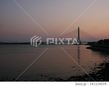 夕日 夕焼け 夕暮れ 141124079