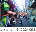賑わう繁華街 141124092