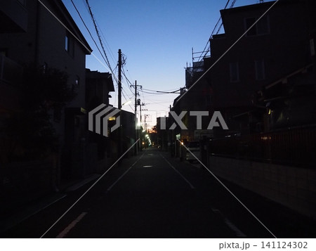 夕暮れ時の静かな日本の住宅街の路地とマジックアワーの空 夕暮れ時の静かな日本の住宅街の路地とマジックアワーの空 141124302