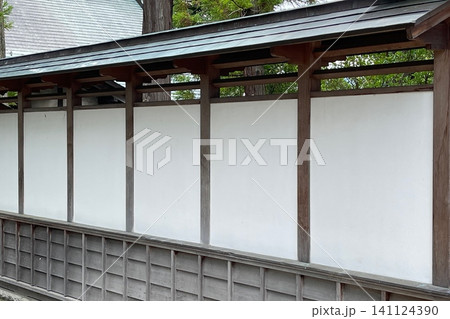 木造と白壁が美しい伝統的な日本建築の塀 木造と白壁が美しい伝統的な日本建築の塀 141124390