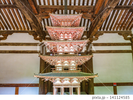 奈良・海龍王寺の西金堂内に安置されている国宝の「五重小塔」 奈良・海龍王寺の西金堂内に安置されている国宝の「五重小塔」 141124585