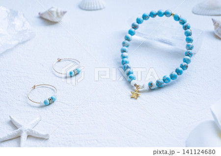 ターコイズとマザーオブパールのブレスレットとピアス スターチャーム ゴールドのアクセサリー ターコイズとマザーオブパールのブレスレットとピアス スターチャーム ゴールドのアクセサリー 141124680