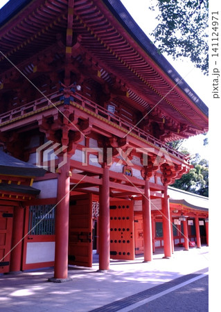 赤い欄干と装飾的な建築様式の寺社建築 赤い欄干と装飾的な建築様式の寺社建築 141124971