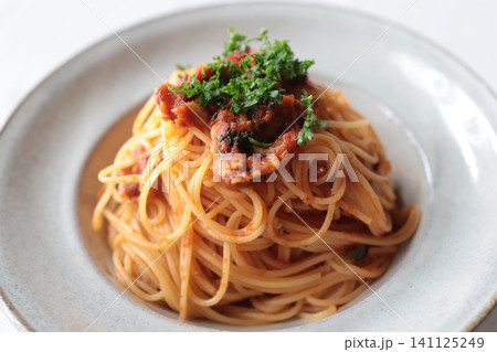パセリを添えたトマトスパゲッティのクローズアップ パセリを添えたトマトスパゲッティのクローズアップ 141125249