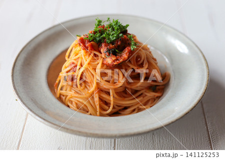 パセリを添えたトマトスパゲッティ(斜めアングル) パセリを添えたトマトスパゲッティ(斜めアングル) 141125253