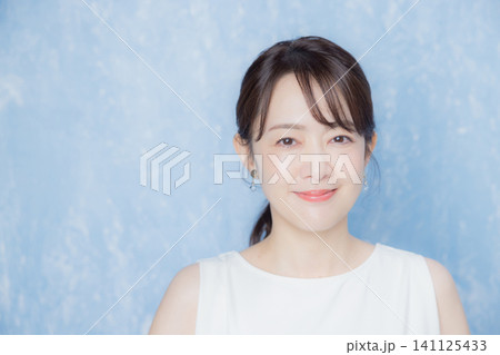 白いノースリーブの女性 白いノースリーブの女性 141125433