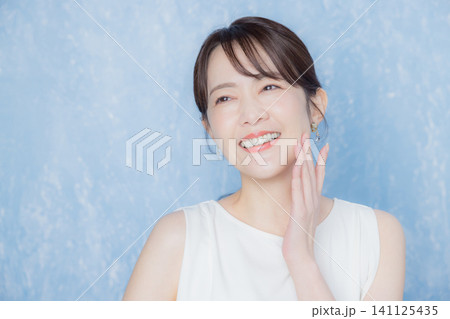白いノースリーブの女性 141125435