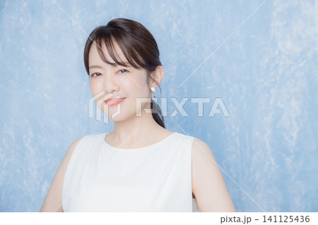 白いノースリーブの女性 白いノースリーブの女性 141125436