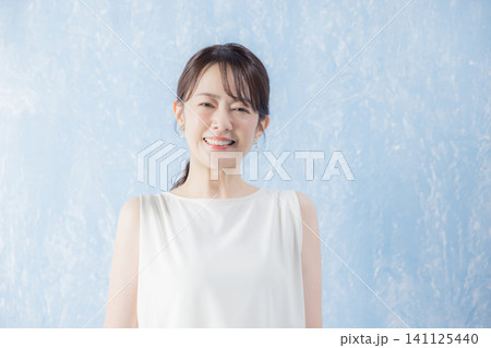 白いノースリーブの女性 白いノースリーブの女性 141125440