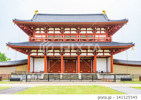 日本の奈良にあるユネスコ世界遺産・平城宮跡の正門、朱雀門 日本の奈良にあるユネスコ世界遺産・平城宮跡の正門、朱雀門 141125545