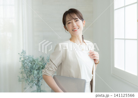 体調不良のビジネスウーマン 141125566