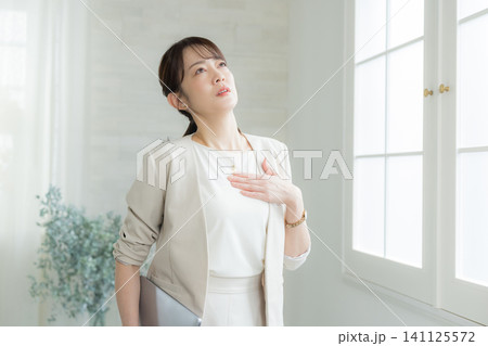 体調不良のビジネスウーマン 141125572
