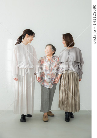 3世代の女性ファミリー 141125690