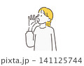 きな声で話す人_女性_黄色 141125744