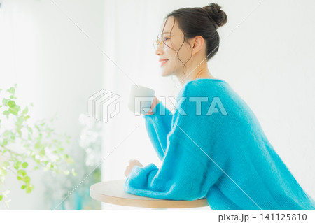 コーヒーを飲む女性 コーヒーを飲む女性 141125810