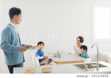 ダイニングテーブルで食事する家族 　 141125859