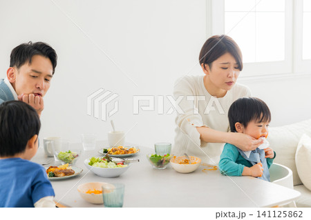 ダイニングテーブルで食事する家族 　 141125862