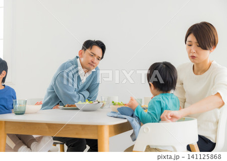 ダイニングテーブルで食事する家族 　 141125868