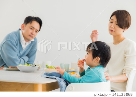 ダイニングテーブルで食事する家族 ダイニングテーブルで食事する家族 141125869