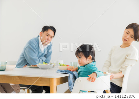 ダイニングテーブルで食事する家族 　 141125870