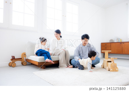 ソファーに座る家族 ソファーに座る家族 141125880