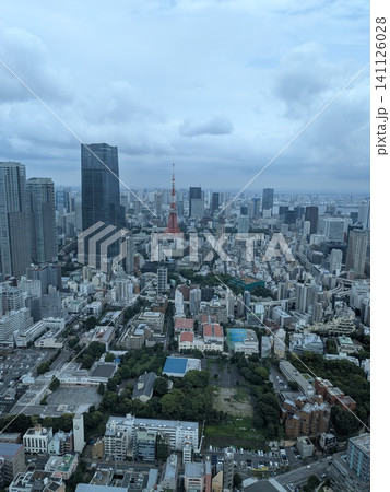 六本木方面の展望台から見下ろす東京タワーと麻布台ヒルズの街並み 六本木方面の展望台から見下ろす東京タワーと麻布台ヒルズの街並み 141126028