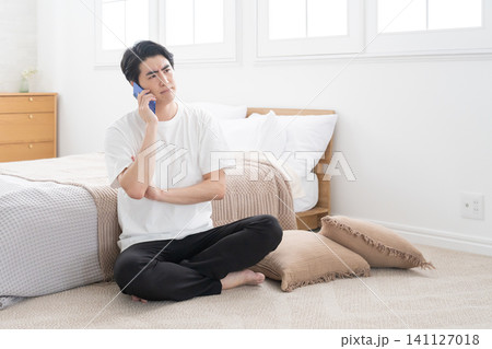 スマホで通話する男性 スマホで通話する男性 141127018
