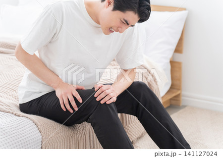 膝が痛い男性 膝が痛い男性 141127024