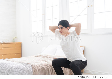 スクワットする男性 スクワットする男性 141127026