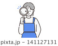 虫眼鏡で確認する店員 シンプル線画イラスト 141127131